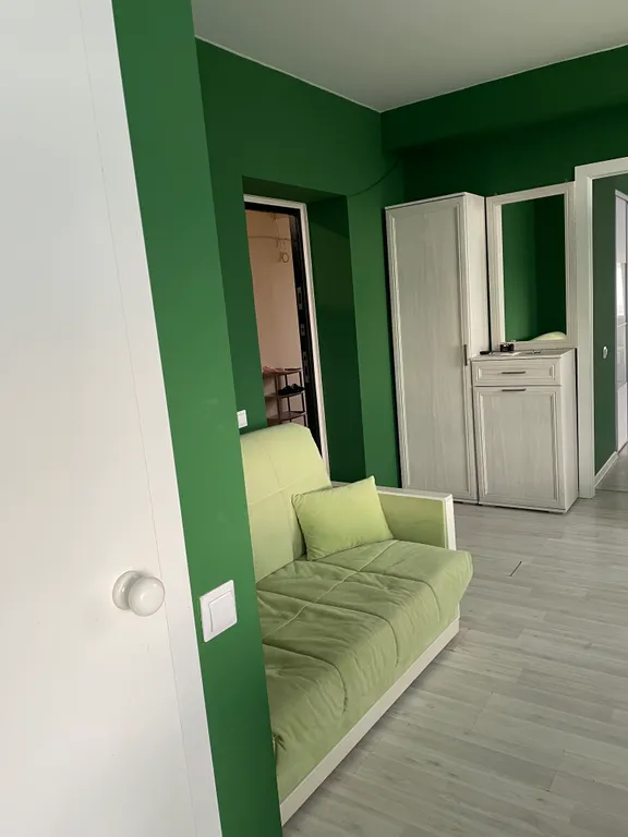 Шикарная студия с выходом на собственную крышу с садовой мебелью