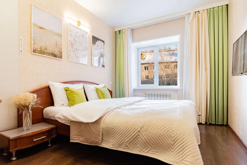 Двухкомнатная квартира с большой ванной у центра города