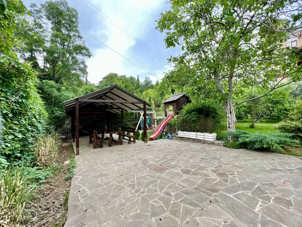 Дом в Гаспре с бассейном и беседкой