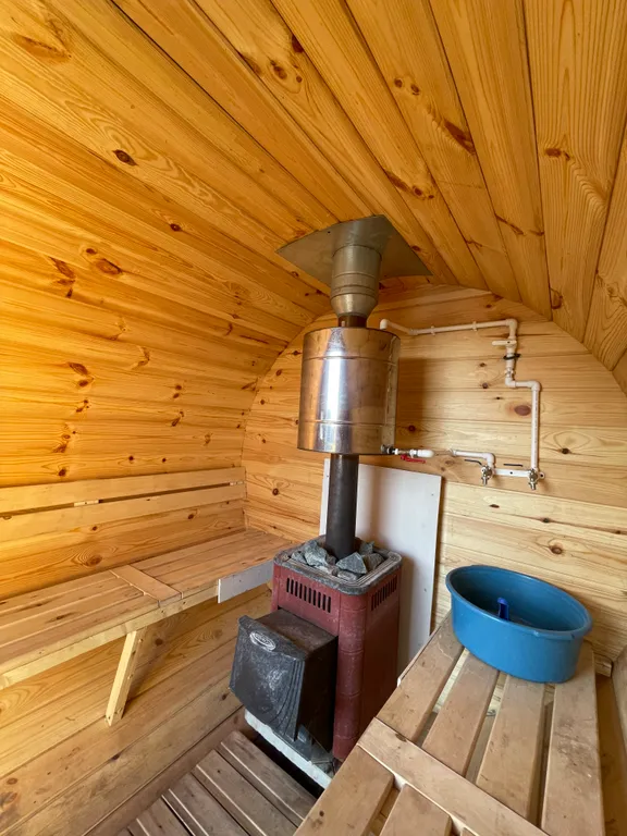 Новый домик на берегу реки с собственным прудом