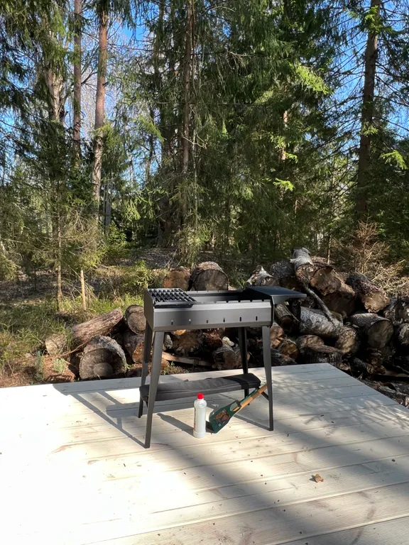 Дом Аура Леса на склоне с большой террасой и видом на лес и реку