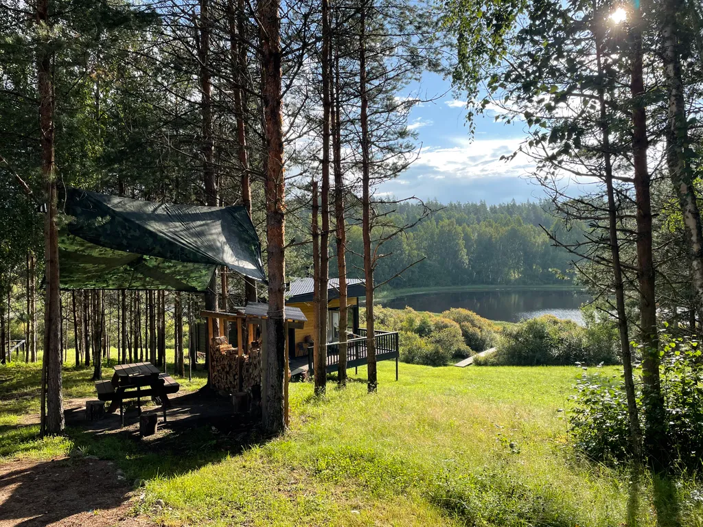 Домик в диком лесу на берегу реки