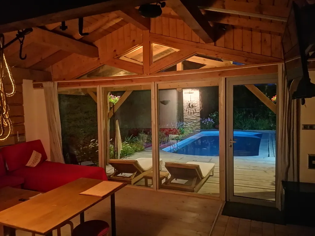 Домик в деревне с бассейном