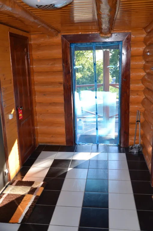 Бревенчатый дом в лесу с бассейном