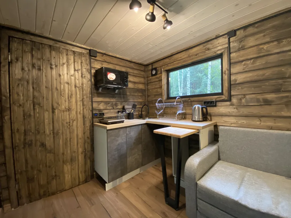 Дом с панорамным окном и видом на лес