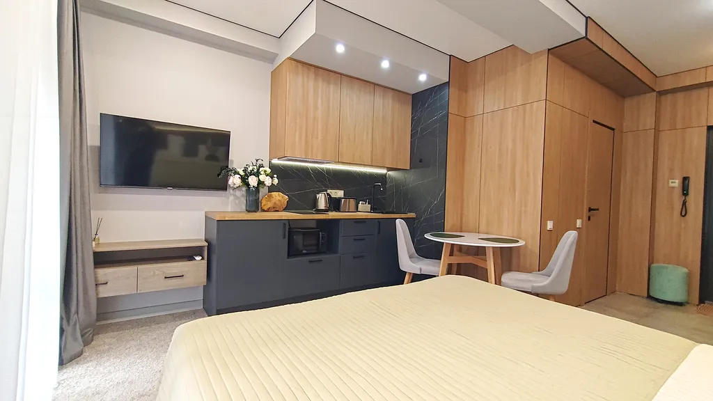 Студия с балконом вблизи гор