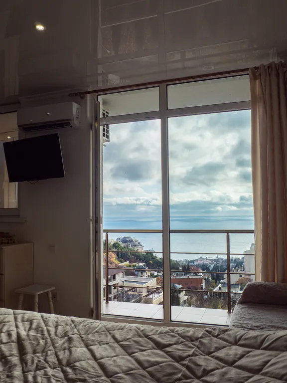 Уютная студия с видом на море и город