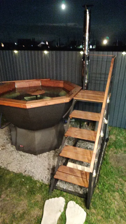 Домик у реки: банный чан, костёр, беседка с мангалом