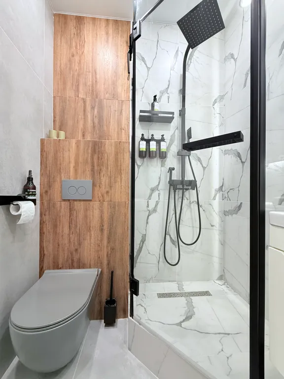 Розовая лошадка у себя дома