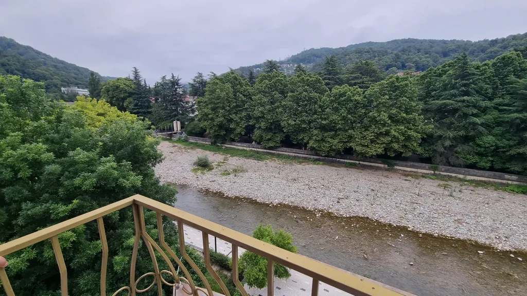 Видовая, уютная квартира с балконом у реки в центре