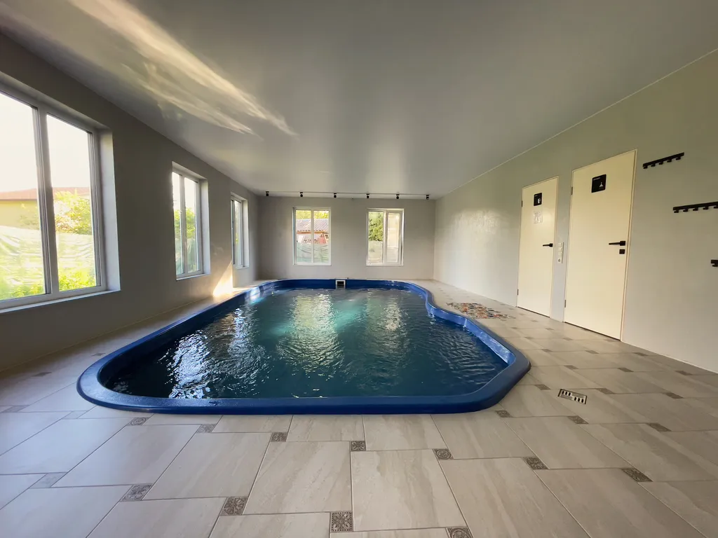 Дом с бассейном