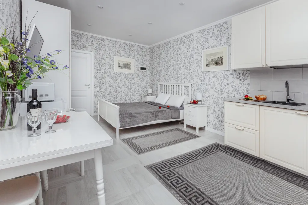 Солнечная студия со своим двориком и летним бассейном