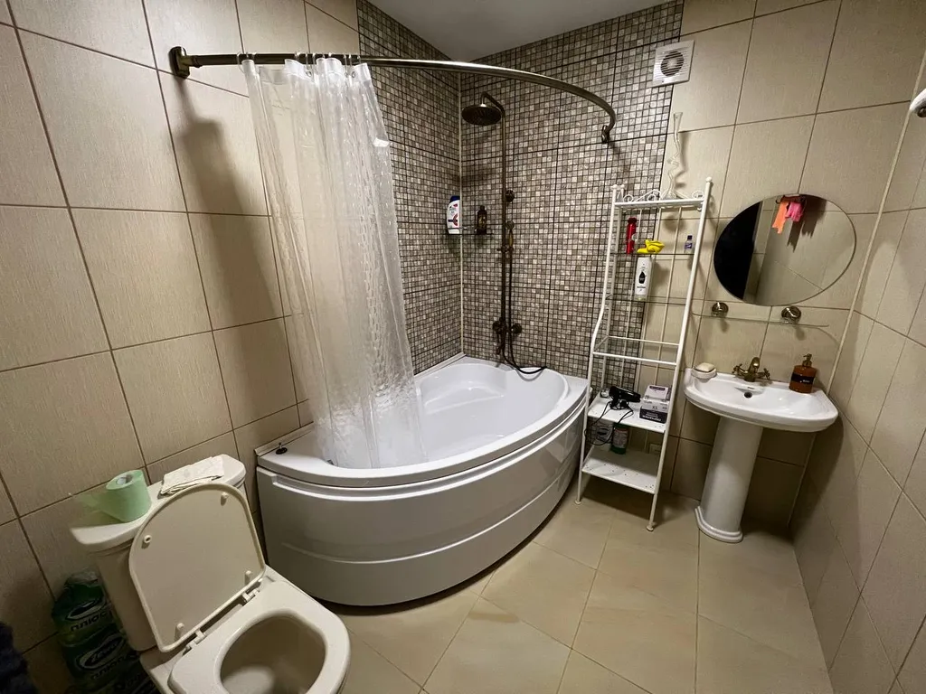 Дом и задний двор