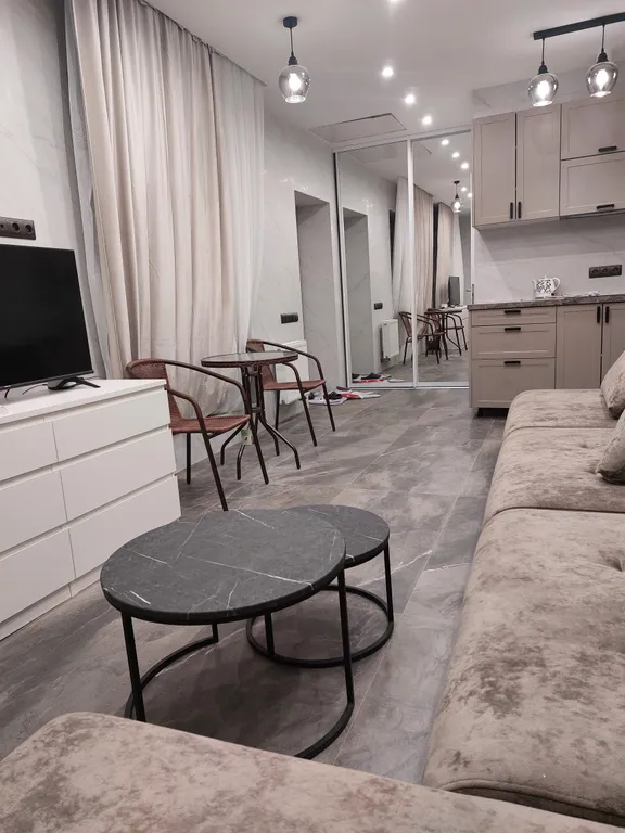 Домик в деревне в окружении леса