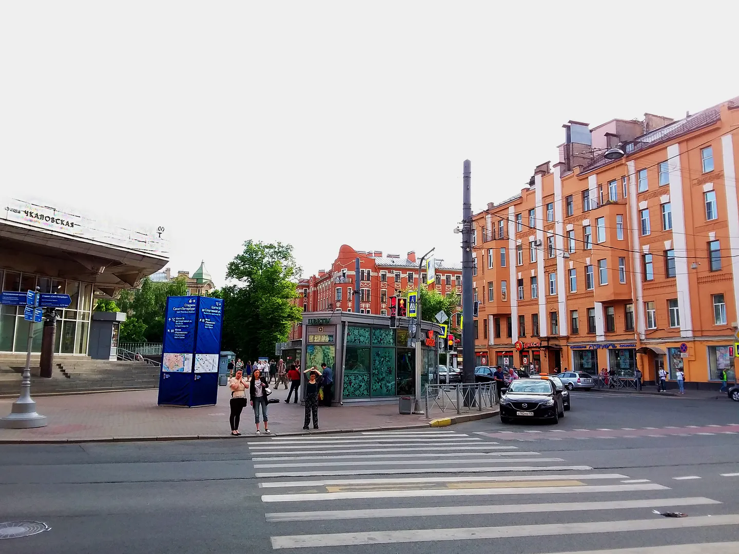 Метро Чкаловская и Чкаловский пр., 18