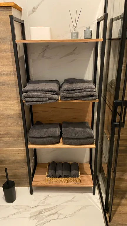 Gray дом в стиле барнхаус с видом на лес