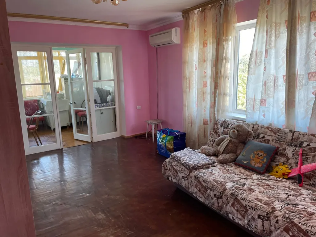 Маяк и море через дорогу