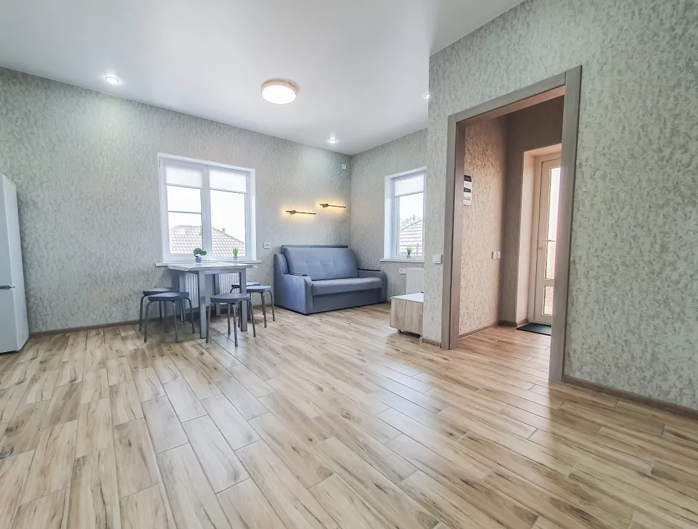 Отдельный дом с благоустроенным двором возле азовского моря