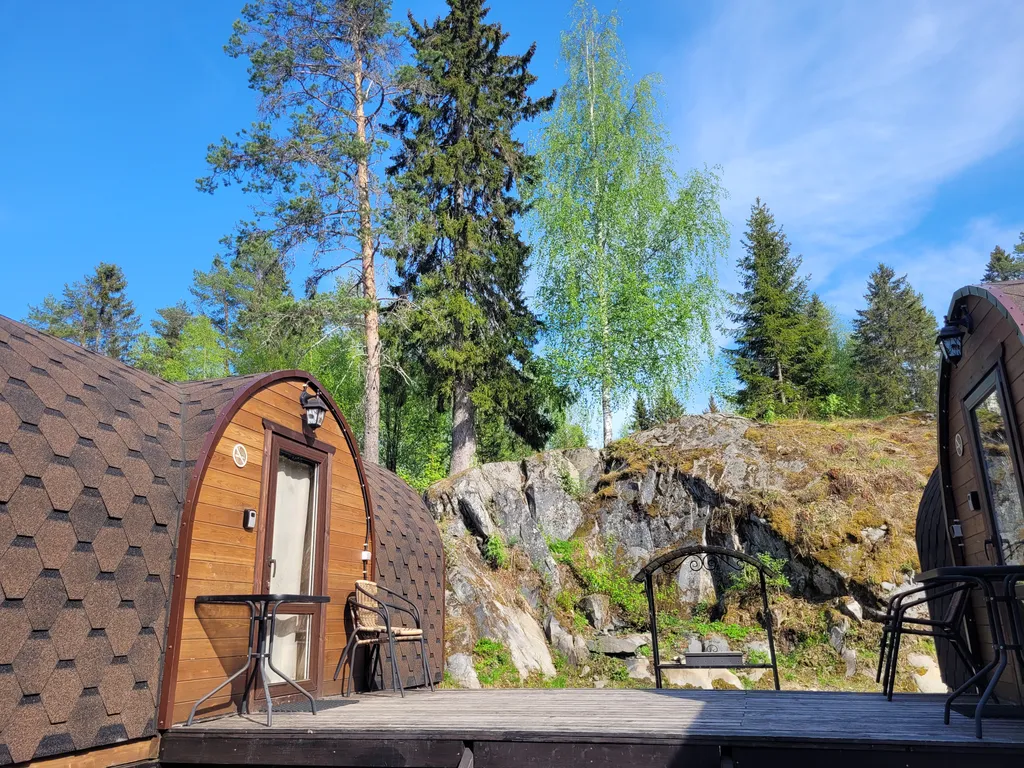 Арочный домик на краю леса с центральным входом