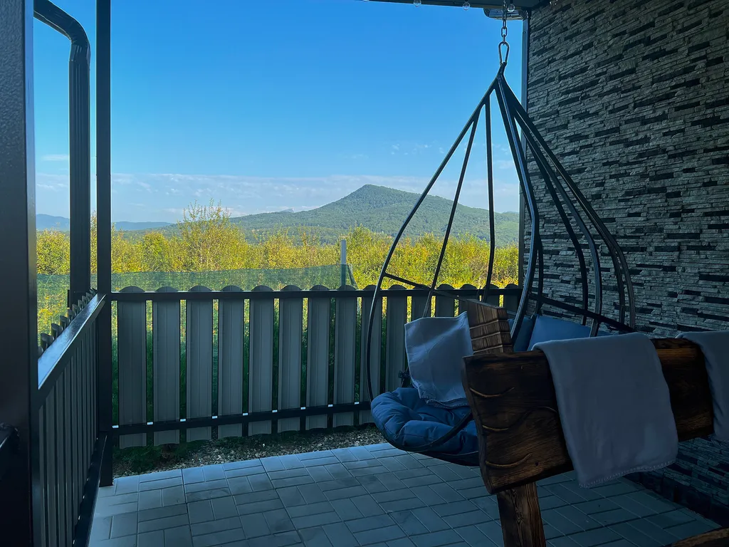 Уютный дом среди гор и леса