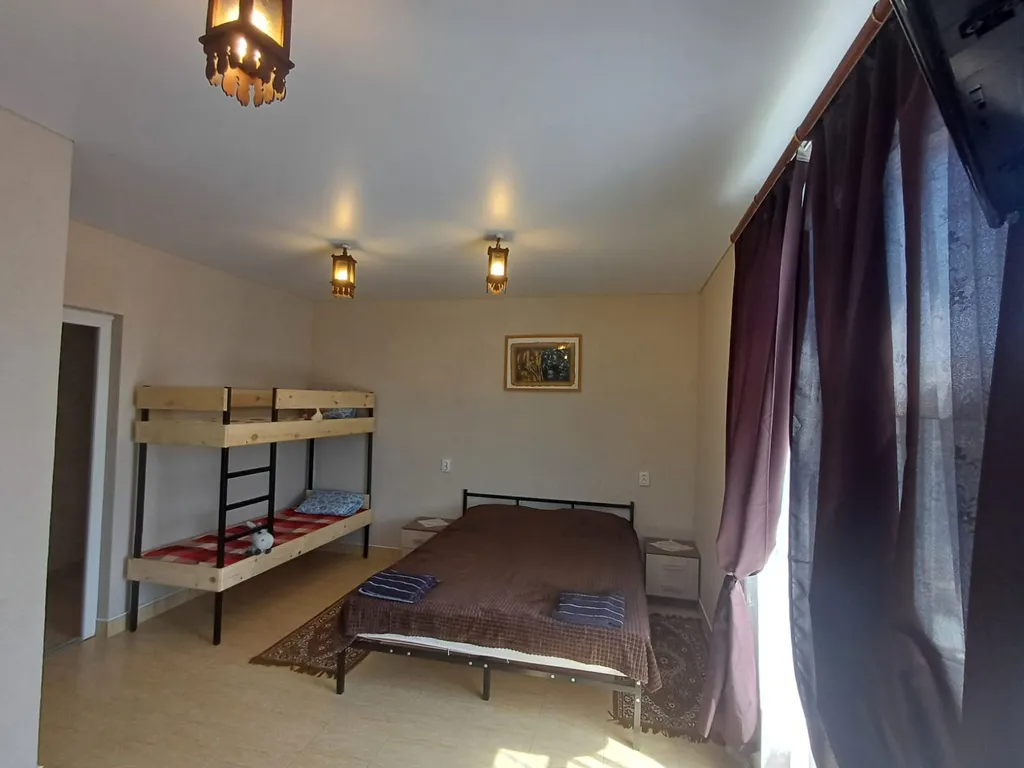 Квартира Четырехместная комната с большой террасой в центре — аренда посуточно в Коктебель