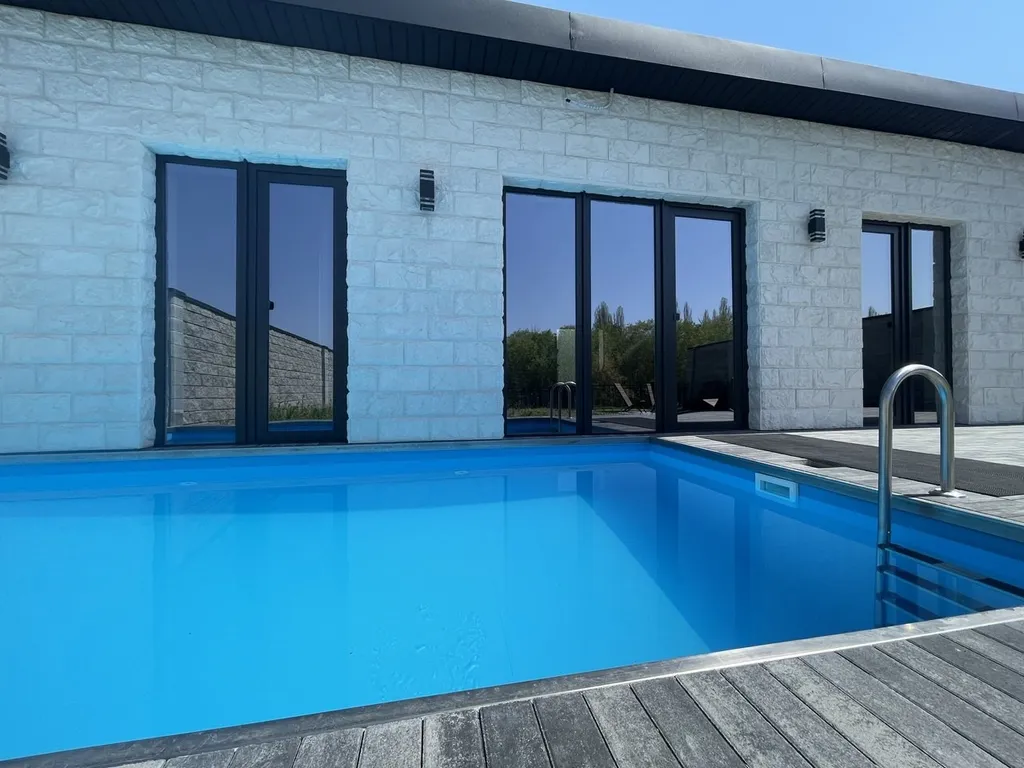 Загородный дом с бассейном