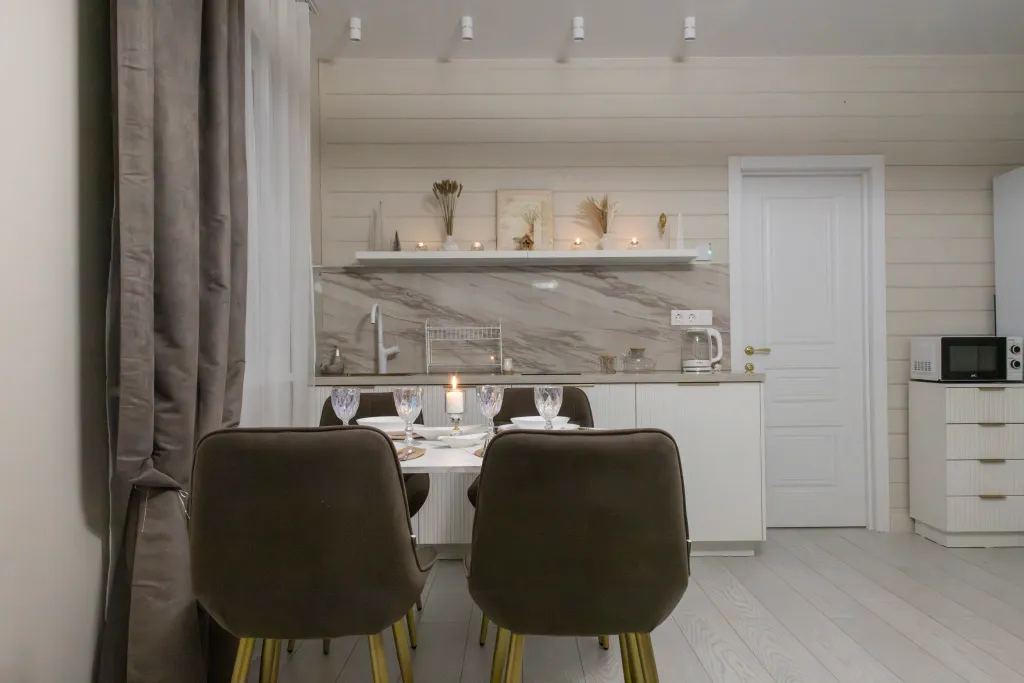 Коттедж недалеко от озера с двумя спальнями и сауной