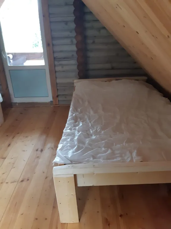 Деревянный двухэтажный дом на краю тихой деревни