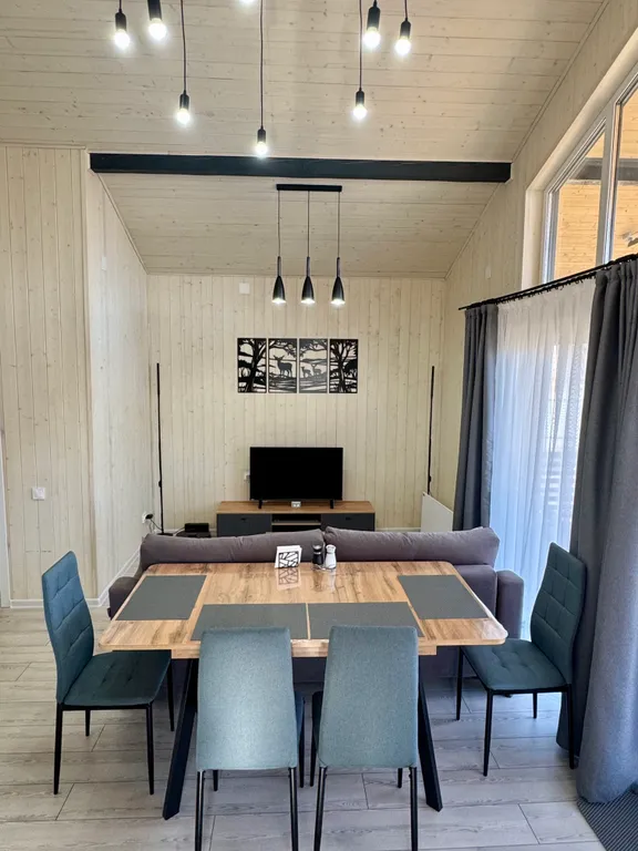 Коттедж у озера