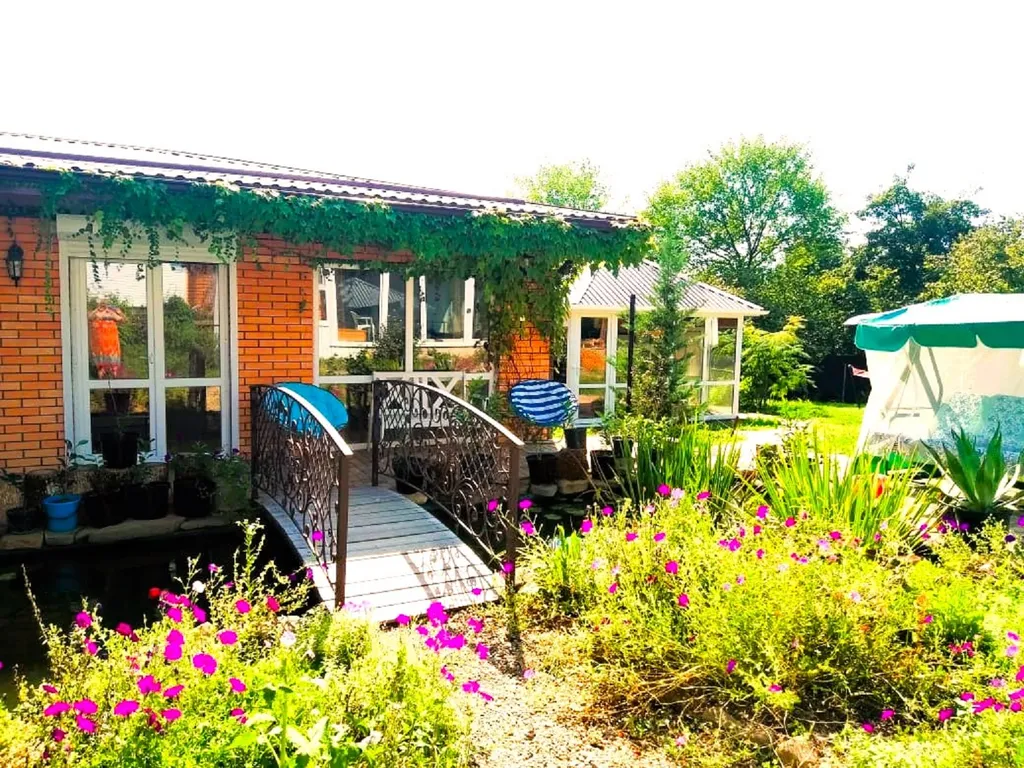 Дом у пруда в окружении гор