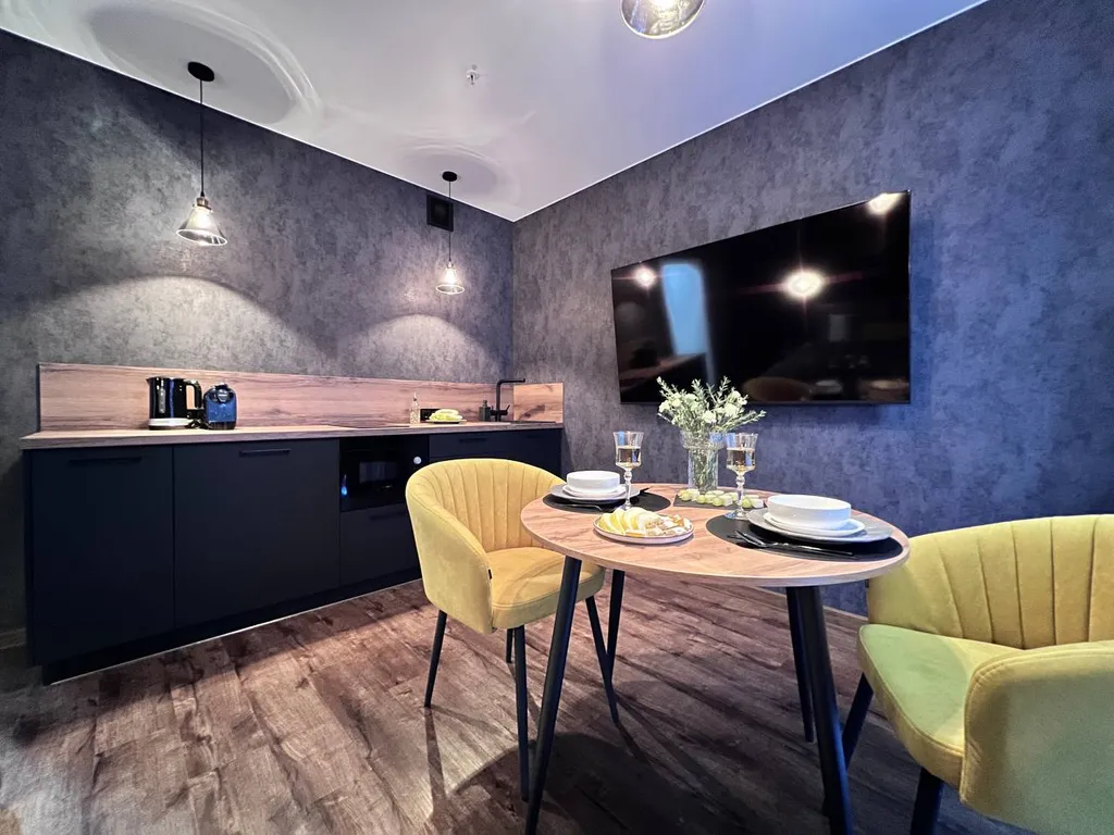 Уникальная cтудия с мини-бассейном на двоиx