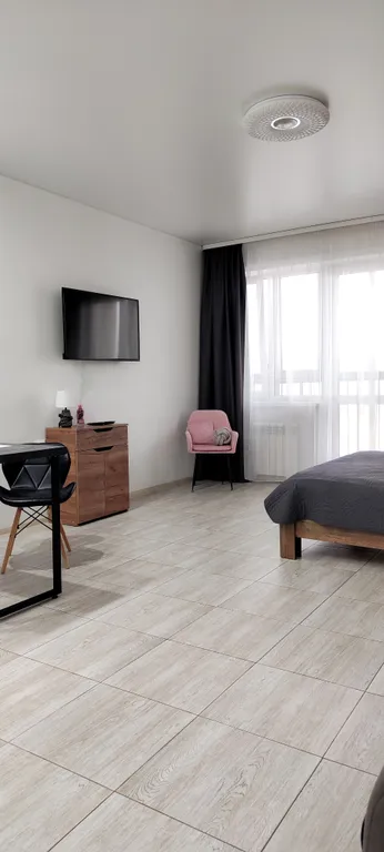 Студия с обзорным видом на город