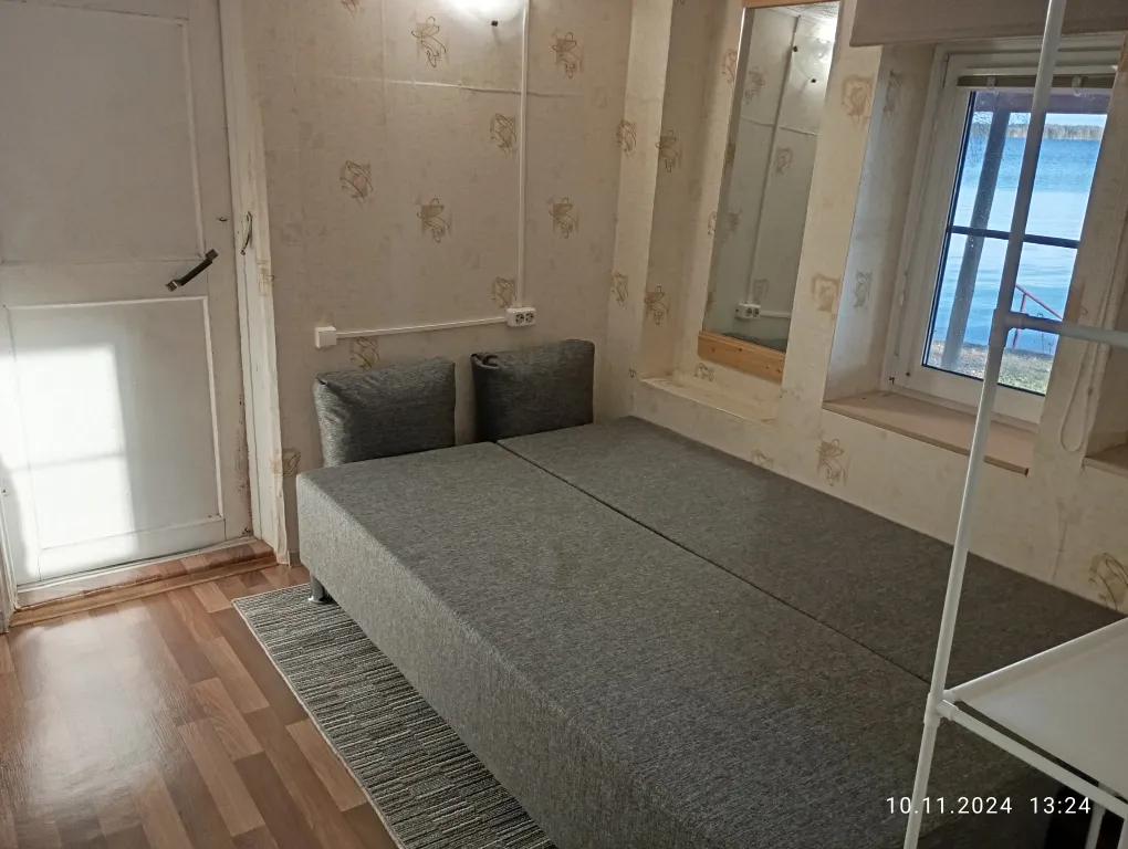 Благоустроенный дом на берегу с баней и катером