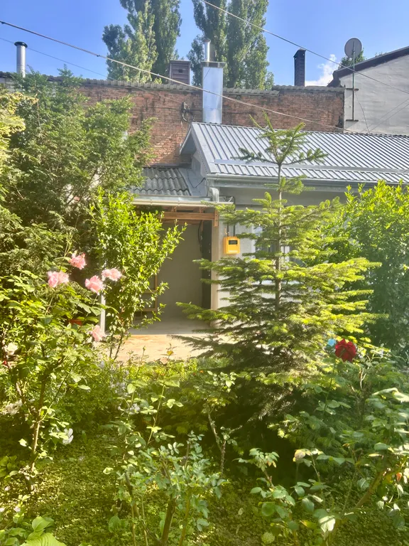 Двухуровневую квартира с авторским ремонтом в самом центре курорта