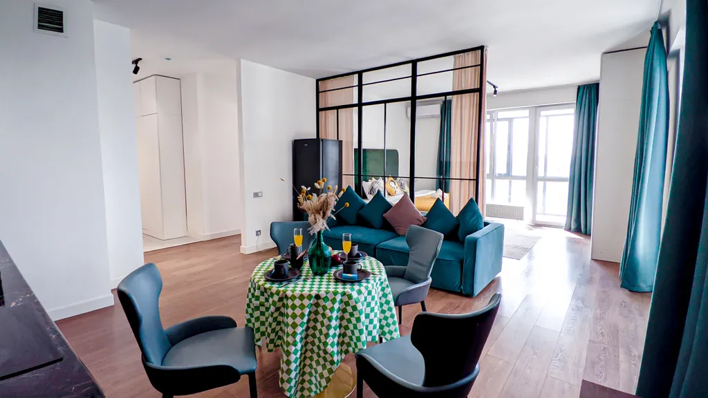 Евротрёшка с двумя спальными зонами рядом с ТРЦ MEGA