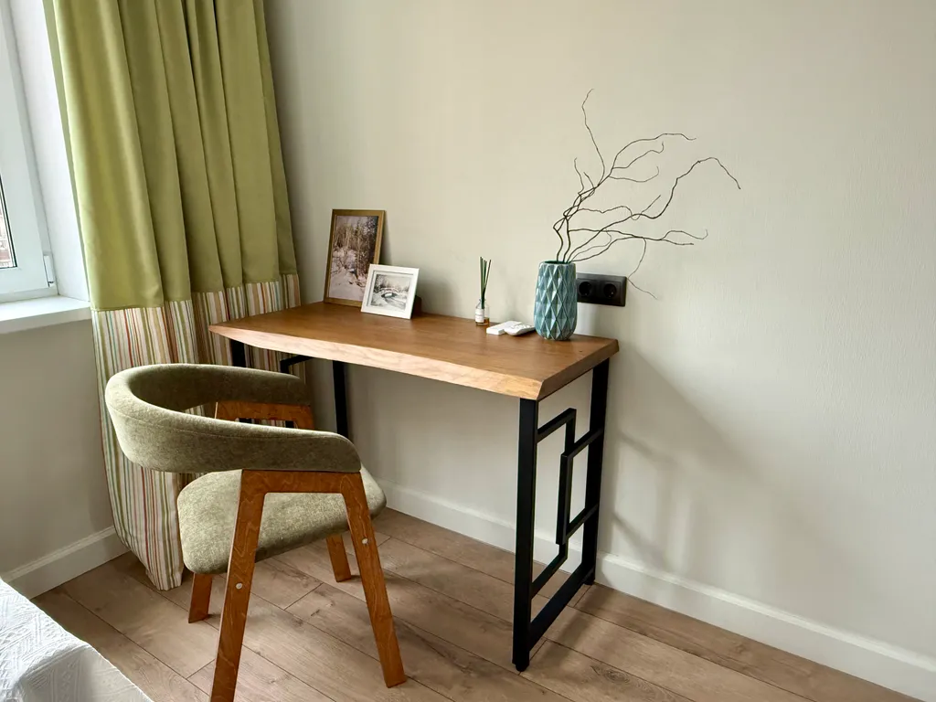 Розовая лошадка у себя дома