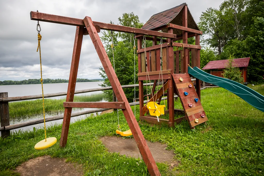 Дом на берегу озера