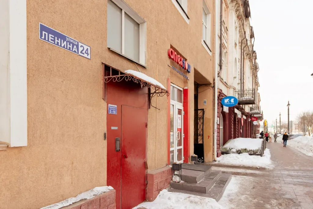 Добротная квартира в самом центре Омска с большими кроватями