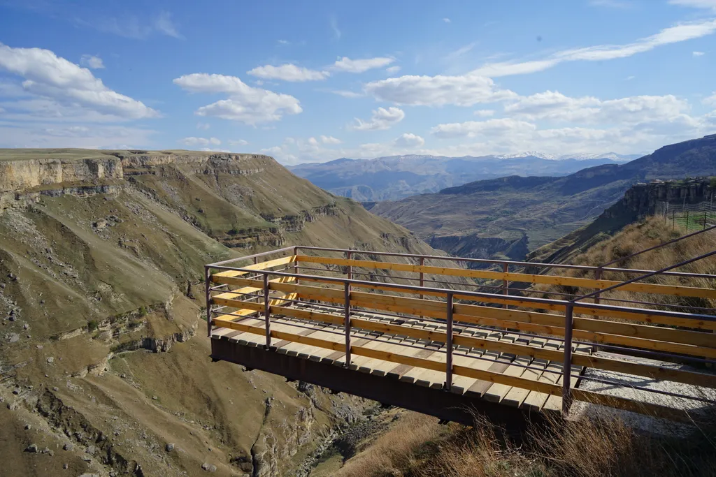 Домик на краю обрыва