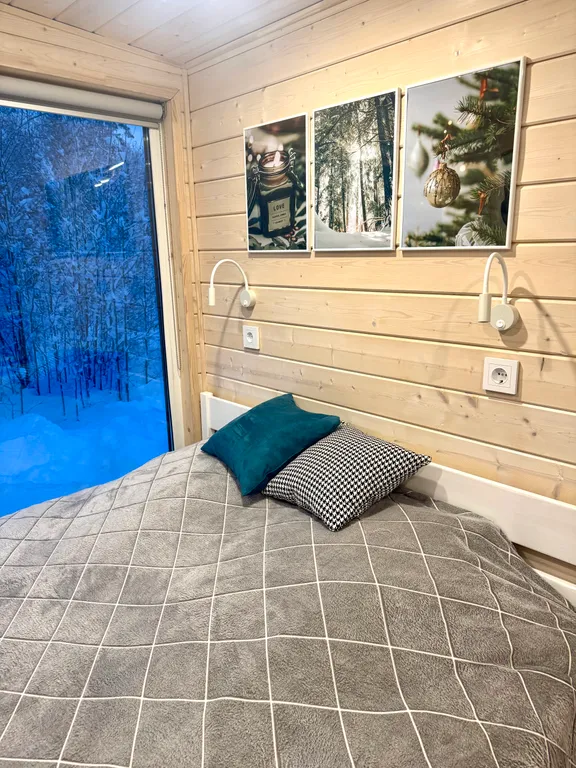 Уютный домик с панорамным окном и видом на лес