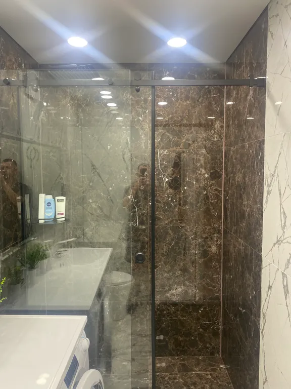 На берегу с видом на море