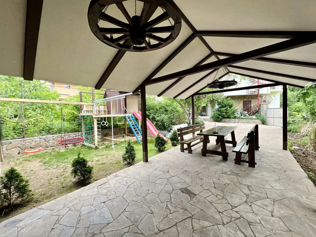 Дом в Гаспре с бассейном и беседкой