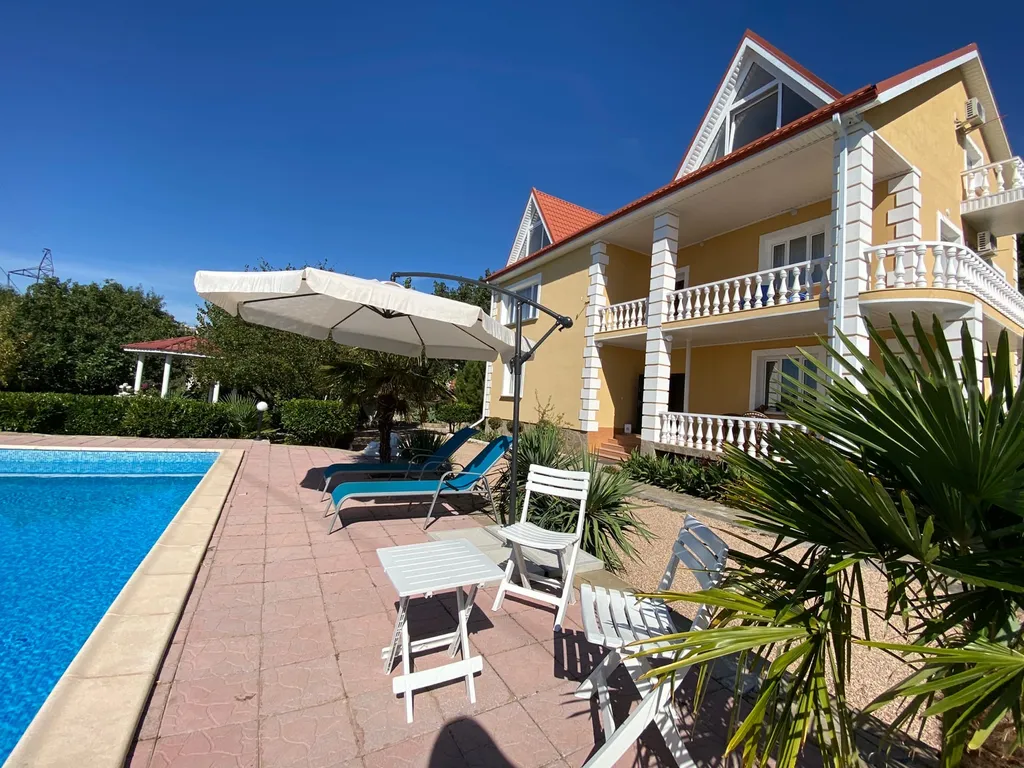 Вилла в сосновом бору с бассейном и видом на море и горы