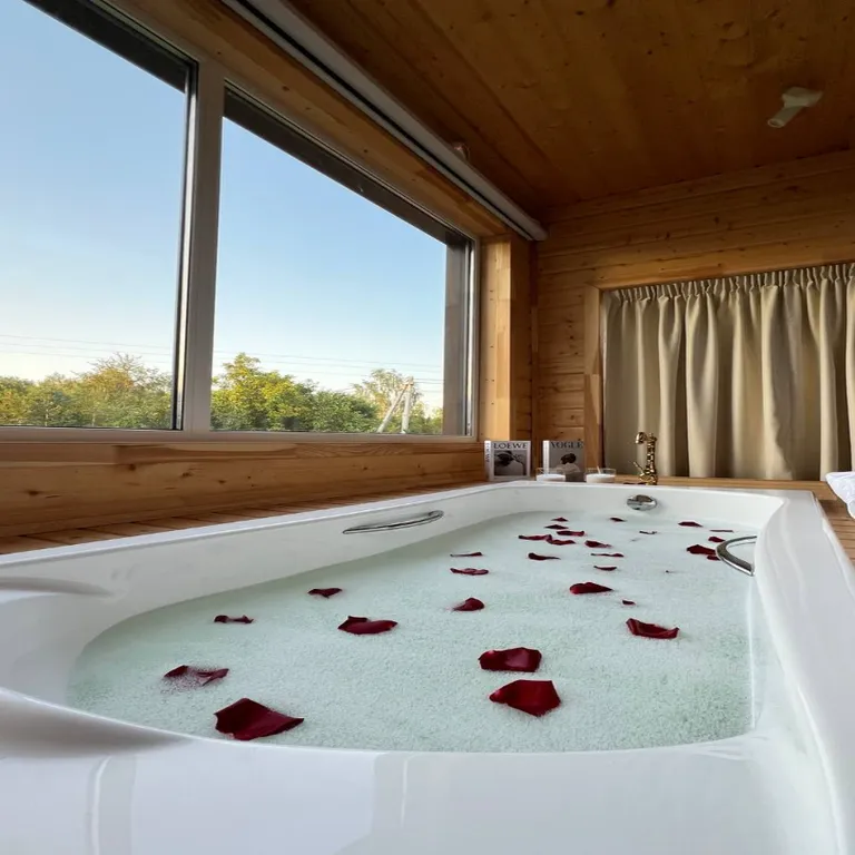 Дом для двоих с ванной и джакузи