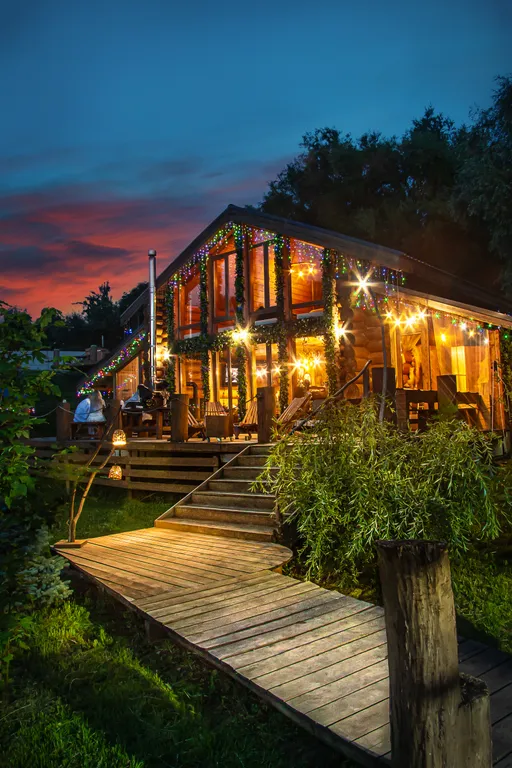 Шале на берегу реки с баней и горячей купелью