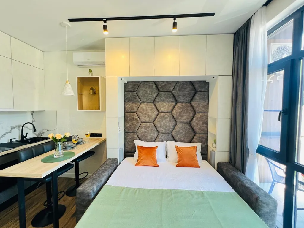 Студия трехместная с бассейном