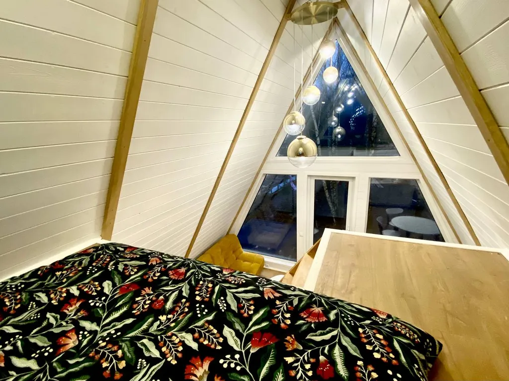 Уютный треугольный домик