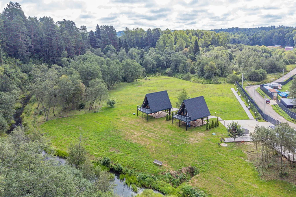 Дом в стиле a-frame с чаном на террасе