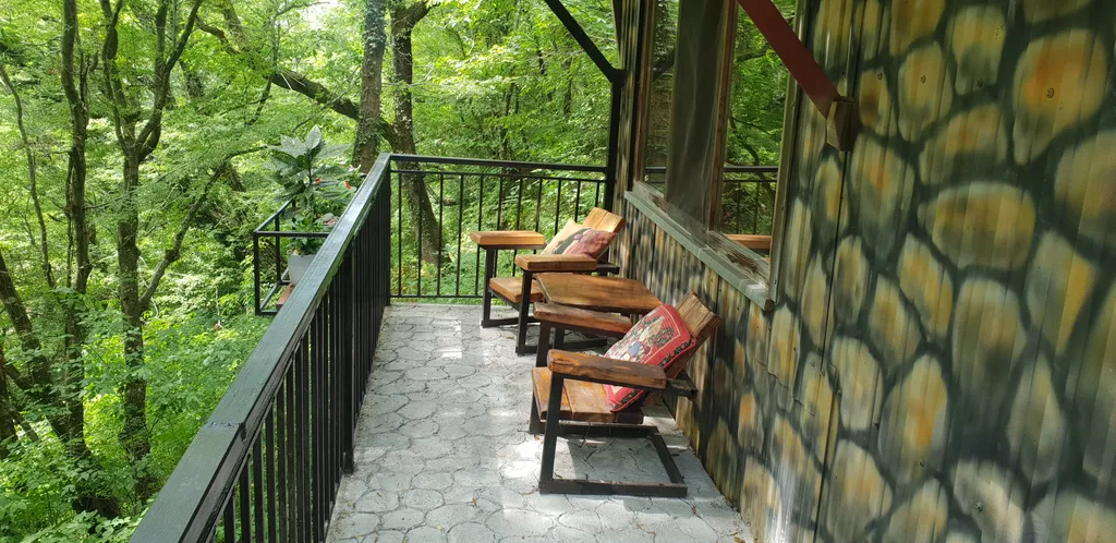 Вилла парящая над лесом