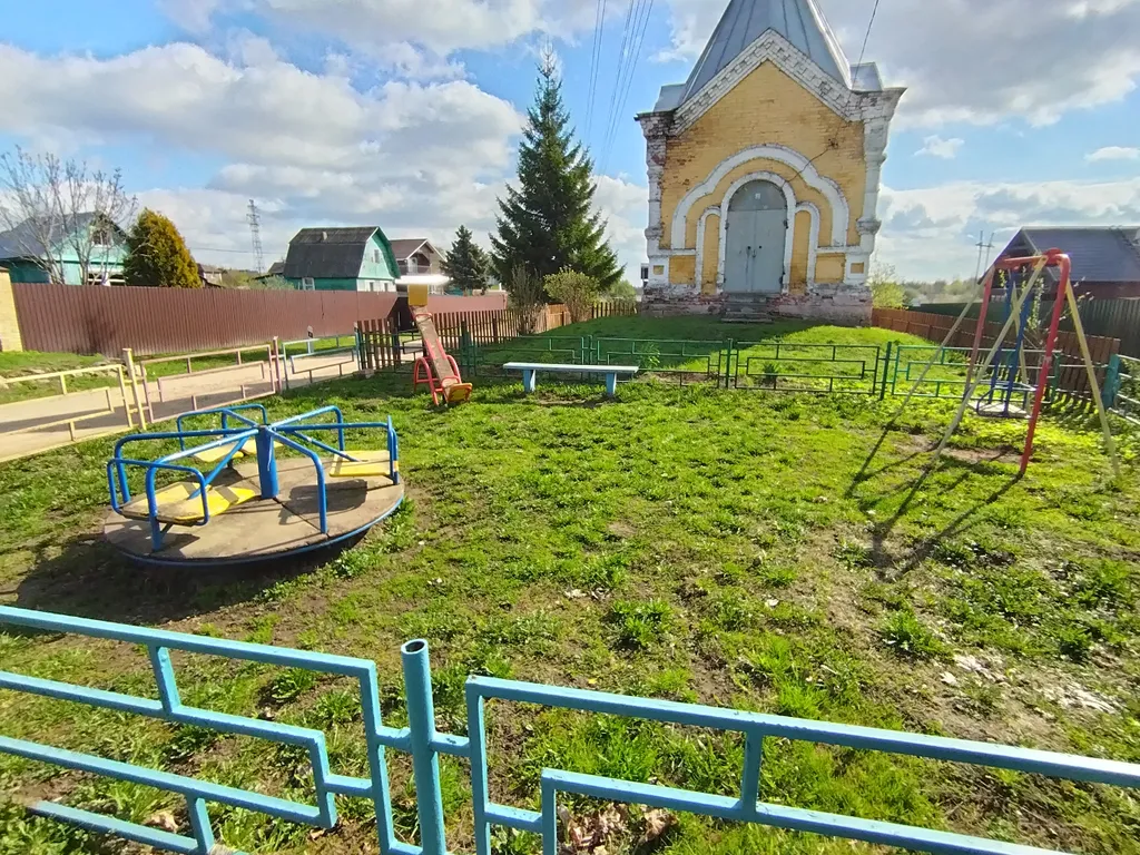 Дом на берегу с баней